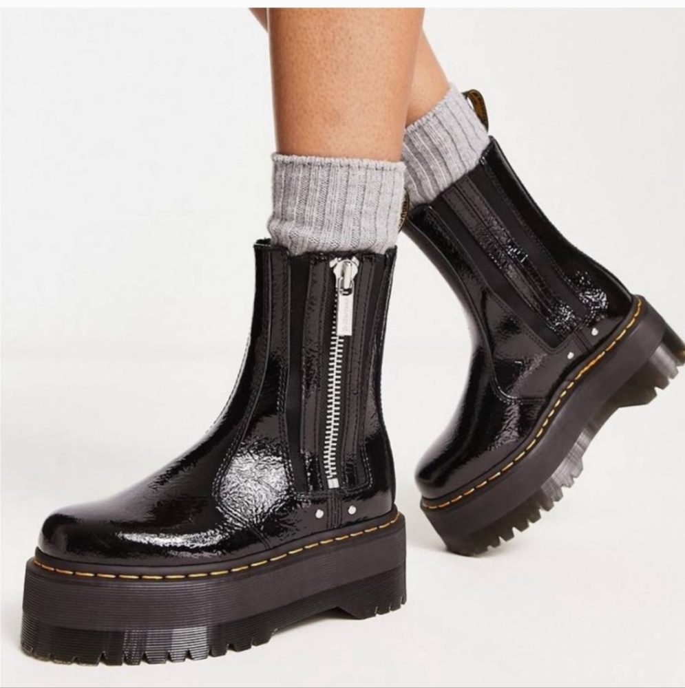 ❤️SOLD❤️Dr Marten’s 2976 Max Distressed Patent Chelsea Boots